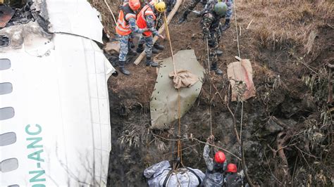 Nepal reanuda el rescate de los cadáveres del avión siniestrado