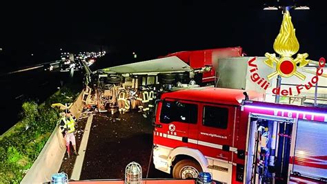 Il Caso Schianto Fra Tir In Autostrada Dal Carico Spariscono Le Armi