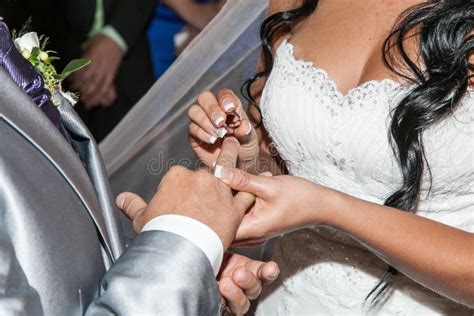 Sposa Che Mette Una Fede Nuziale Sul Dito Del Suo Sposo Durante La