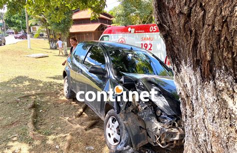 Idoso perde o controle de carro bate em árvore e vai parar no Pronto