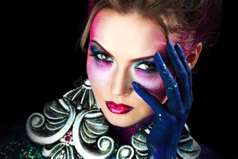 Jeune Fille Blonde Attirante Dans L Art Maquillage Lumineux Hauts Cheveux Peinture De Corps