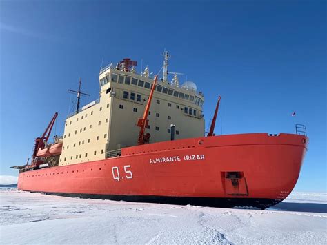 El rompehielos ARA Almirante Irizar reabasteció la Base Antartica