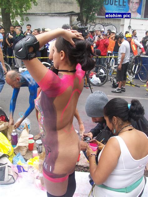 Nudismo Brazil Morena fica completamente nua World Naked Bike México