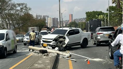 Conductor pierde el control de su vehículo y derriba un poste al chocar