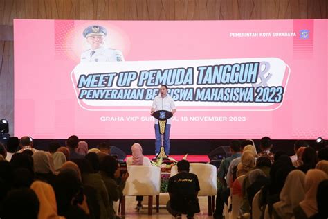 Wali Kota Surabaya Cak Eri Serahkan Beasiswa Pemuda Tangguh Ke