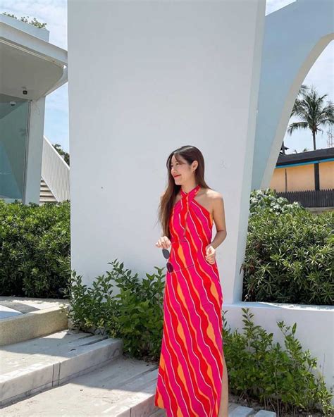 10 Inspirasi Long Dress Ciize Apichaya Buat Si Kaki Jenjang