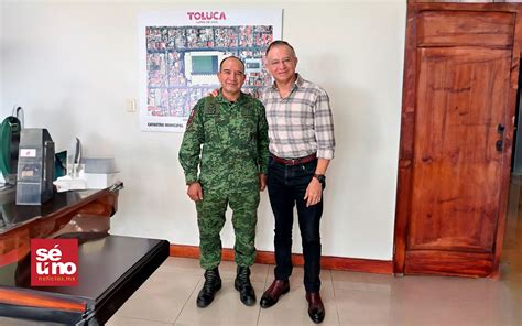 Se Re Nen Raymundo Mart Nez Con El Comandante De La Zona Militar De