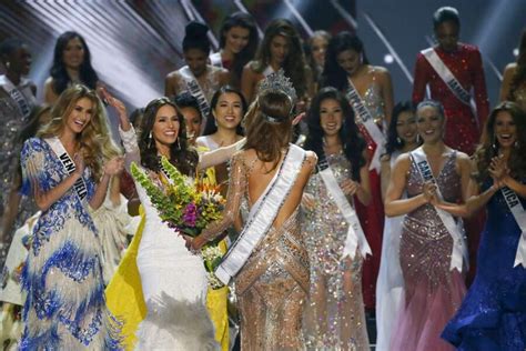 PHOTOS Iris Mittenaere élue Miss Univers tous les clichés du défilé en bikini au sacre Voici