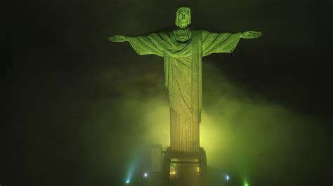 El Cristo Redentor Se Ti E De Verde Y Amarillo Por Pel