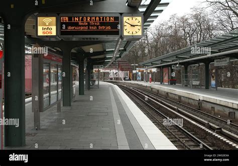 Auf Einem Zugzielanzeiger Auf Dem Bahnsteig Des U Bahnhofs