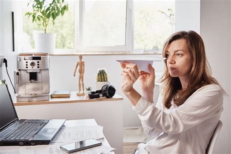 Mulher Procrastina No Trabalho Como Freelancer No Trabalho Remoto No