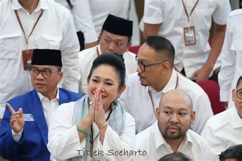 5 Potret Manis Titiek Soeharto Hadiri Penetapan Prabowo Jadi Presiden