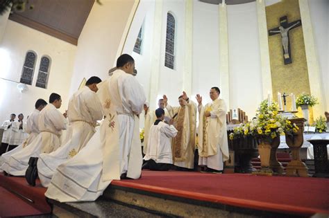 Tahbisan Empat Imam Baru Di Gereja Katedral Malang 2 SESAWI NET