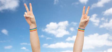 Las Manos Con Pulseras Del Arco Iris Del Orgullo Gay Hacen Las Paces