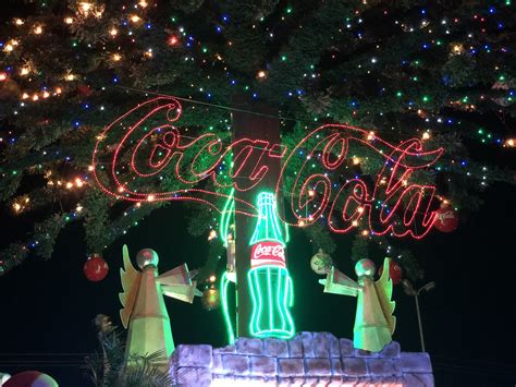 ARBOL DE NAVIDAD COCA COLA ENCENDIDO DEL ÁRBOL DE NAVIDAD COCA COLA