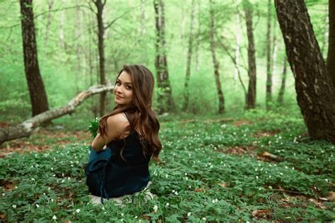 La Belle Fille Assise Sur Le Sol Photo Gratuite