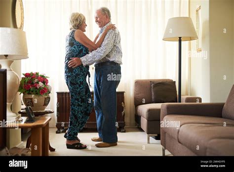 Seniorin zieht nach hause Fotos und Bildmaterial in hoher Auflösung