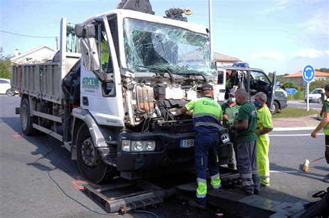 La Colisión Entre Dos Camiones En Cecebre Provoca Un Herido E