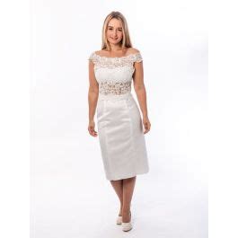 Elegantes Brautkleid Mit Spitzenoberteil Und Satinrock