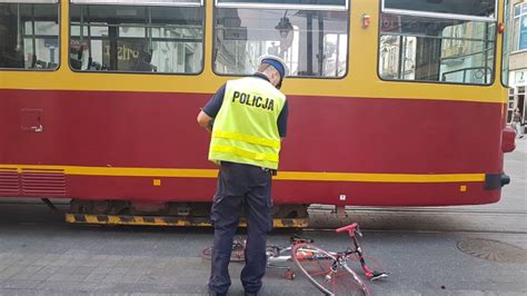 Wypadek Na Piotrkowskiej W Odzi Rowerzysta Wjecha W Tramwaj Zdj Cia