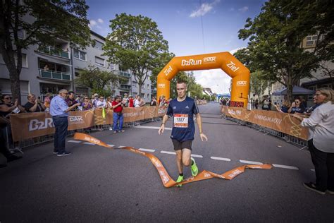 Der Emotionale Zieleinlauf Beim B2Run Dillingen Saar 2022 Gemeinsamaktiv