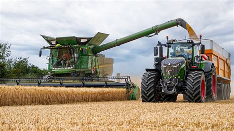 NEW FENDT 1050 ONE à Moisson de BLE 2022 John Deere S780I in France