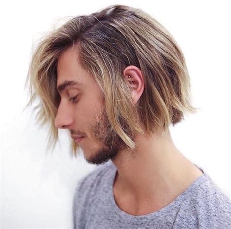 homme cheveux mi long type carré avec meches blondes sur cheveux