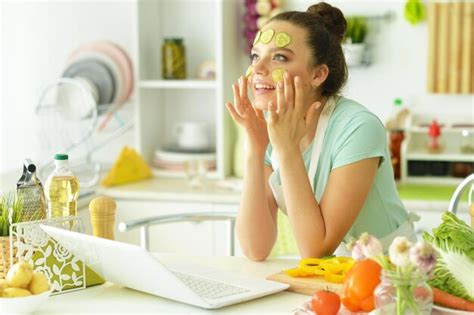 Retrato De Un Ni A Joven En La Cocina Foto Premium