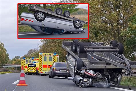 Auto auf Anhänger überschlägt sich und landet auf dem Dach zwei