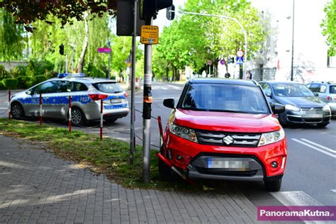 ZDJĘCIA Auto wjechało w barierki groźnie na skrzyżowaniu Kościuszki