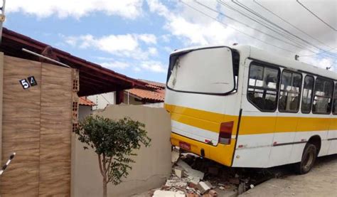 Motorista Perde Controle De Nibus E Invade Resid Ncias Em Arapiraca