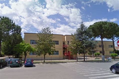 Latina Scalo Crolla Il Cornicione Chiusa La Scuola Primaria Camillo Caetani
