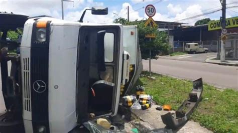 Caminh O De Bebidas Tomba Em Avenida Da Zona Norte De Manaus