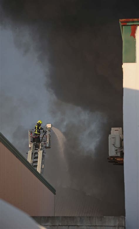 Im Genes Del Incendio De La Nave De Pinturas Del Pol Gono Industrial