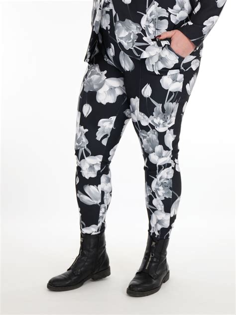 Zwarte Travelstof Broek Met Grijze Bloemenprint Van Thombiq Grote Maten