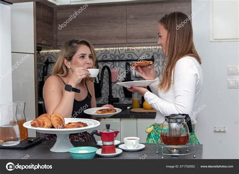 Cute Lesbian Couple Happily Preparing Breakfast Lgtb Concept Photo De