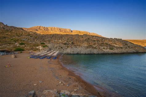 Vistas A La Famosa Playa Rocosa De Melidoni En La Isla De Kythira Al Atardecer Un Paisaje