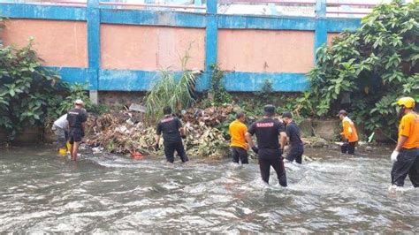 Baguna Dpc Pdip Jogja Bersihkan Sungai Code Ajak Warga Bergerak