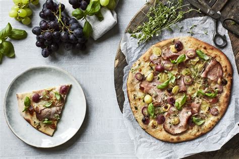 Recept på pizza med skinka och druvor Netto Sverige