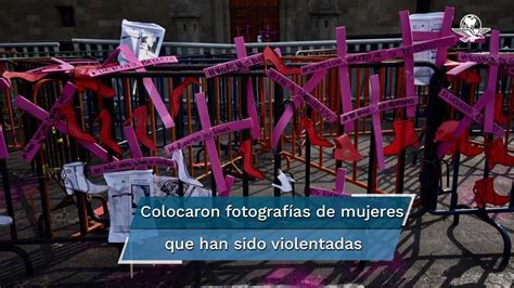 Mujeres Saltan Valla De Palacio Nacional Y Colocan Cruces En Protesta Contra Feminicidios Youtube