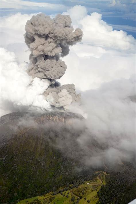 Volcán Turrialba hace erupción y provoca intensa caída de ceniza en los