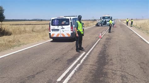 Cuatro Heridos Uno De Ellos Grave Tras Chocar Varios Vehículos Con Un Semirremolque En La Ex 206