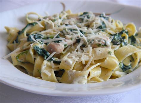 Tagliatelle z kurczakiem i szpinakiem w sosie śmietanowym 0 5kg Villa