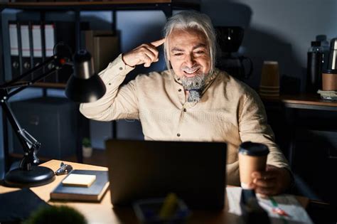 Hombre De Mediana Edad Con Pelo Gris Trabajando En La Oficina Por La