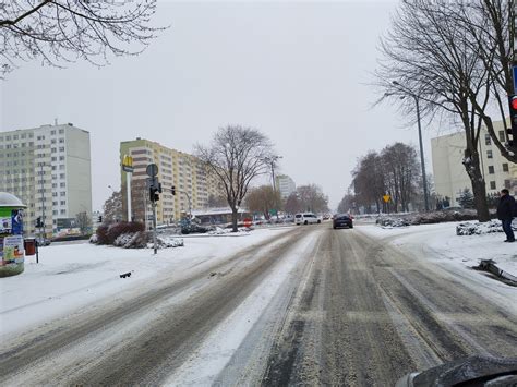 Trudne warunki na drogach Na jezdniach zalega świeży śnieg lub błoto