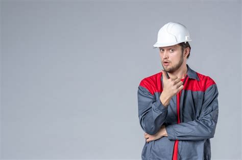 Vista Frontal Do Construtor Masculino De Uniforme E Capacete Em Fundo