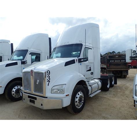 2016 Kenworth T880 Day Cab Truck