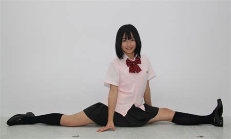 制服で180度開脚！辛い体勢何のその 15歳のスマイル― スポニチ Sponichi Annex 芸能