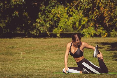 Fille Faisant De L Exercice Dans Le Parc Photo Gratuite