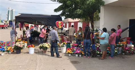 Hoy Tamaulipas Tradiciones En Tamaulipas La Familia Se Reune De Nuevo En Los Panteones De Victoria